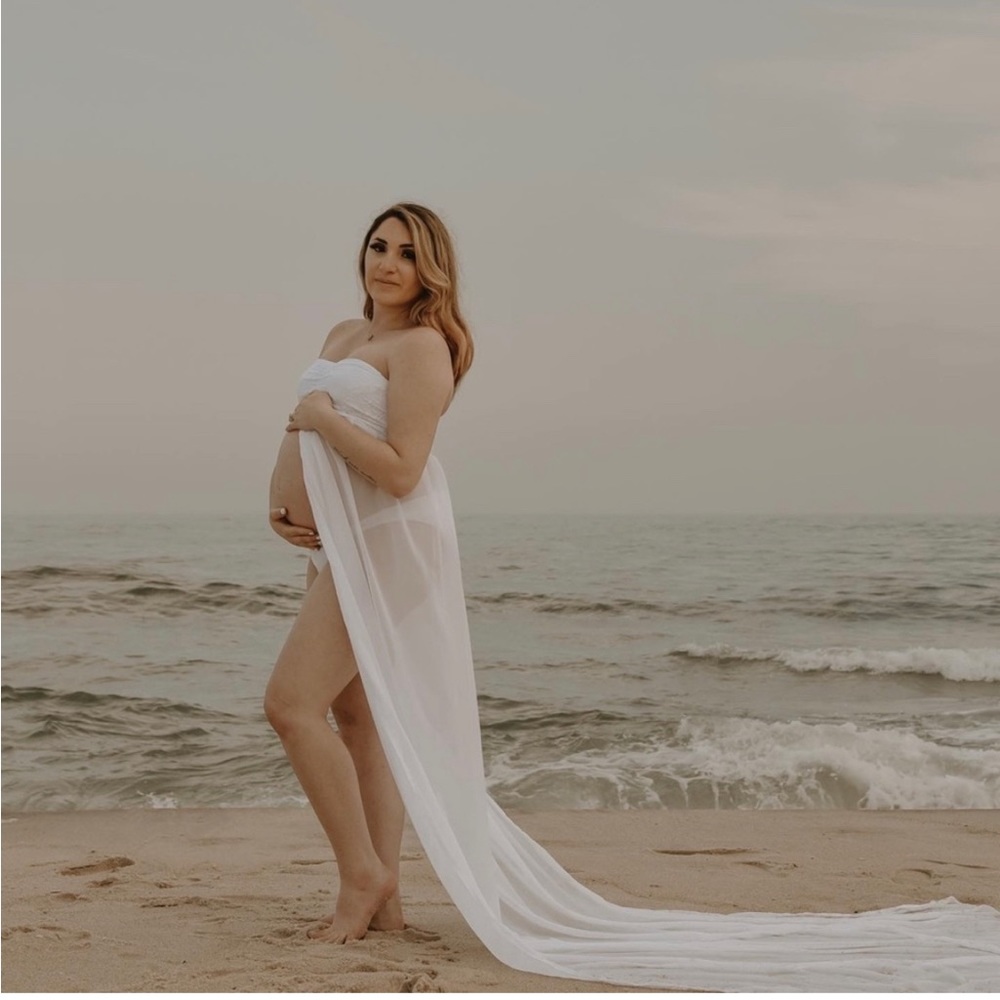 Lace maternity dress in (white)